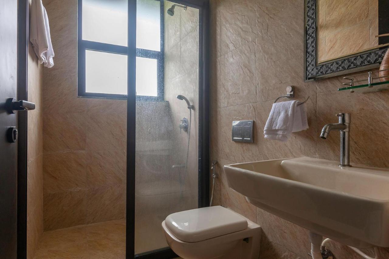 Sunset Boulevard by Stayvista: Lakeside Pet-Friendly Villa with Pool Karjat Exterior photo