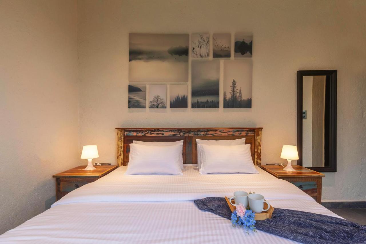 Sunset Boulevard by Stayvista: Lakeside Pet-Friendly Villa with Pool Karjat Exterior photo