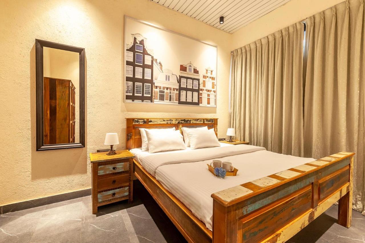 Sunset Boulevard by Stayvista: Lakeside Pet-Friendly Villa with Pool Karjat Exterior photo