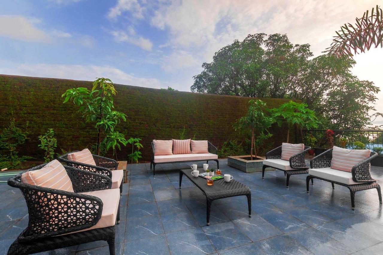 Sunset Boulevard by Stayvista: Lakeside Pet-Friendly Villa with Pool Karjat Exterior photo