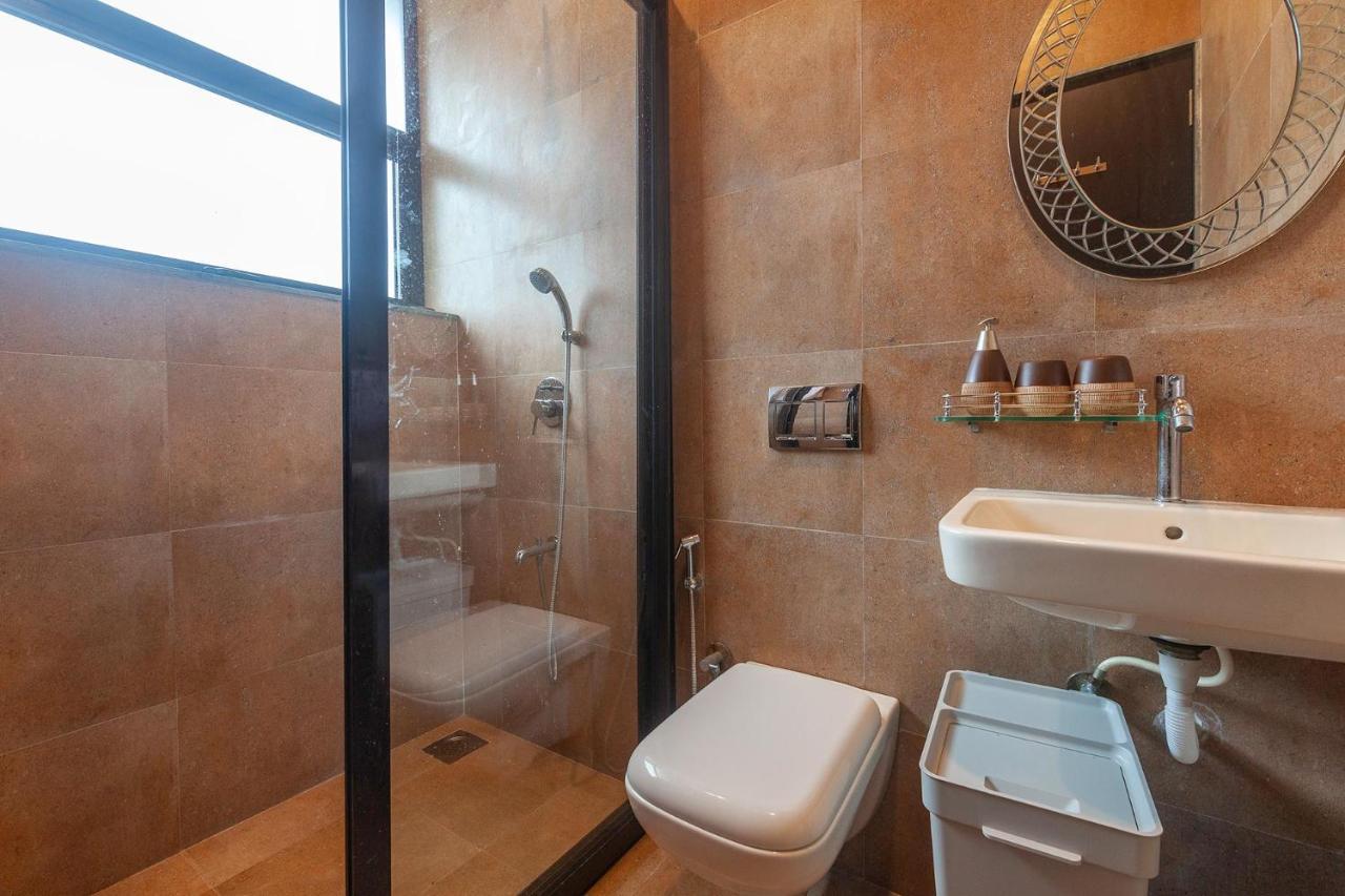 Sunset Boulevard by Stayvista: Lakeside Pet-Friendly Villa with Pool Karjat Exterior photo