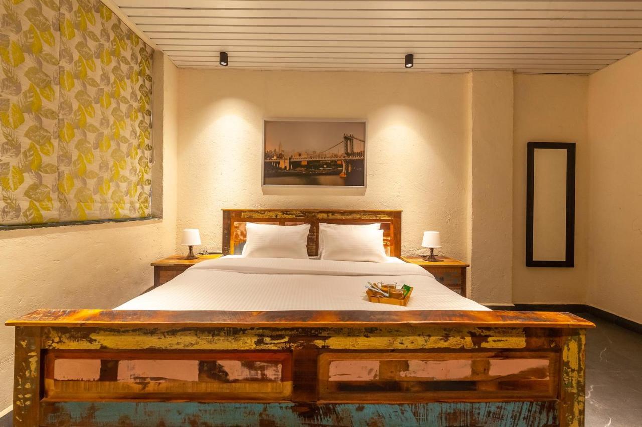 Sunset Boulevard by Stayvista: Lakeside Pet-Friendly Villa with Pool Karjat Exterior photo