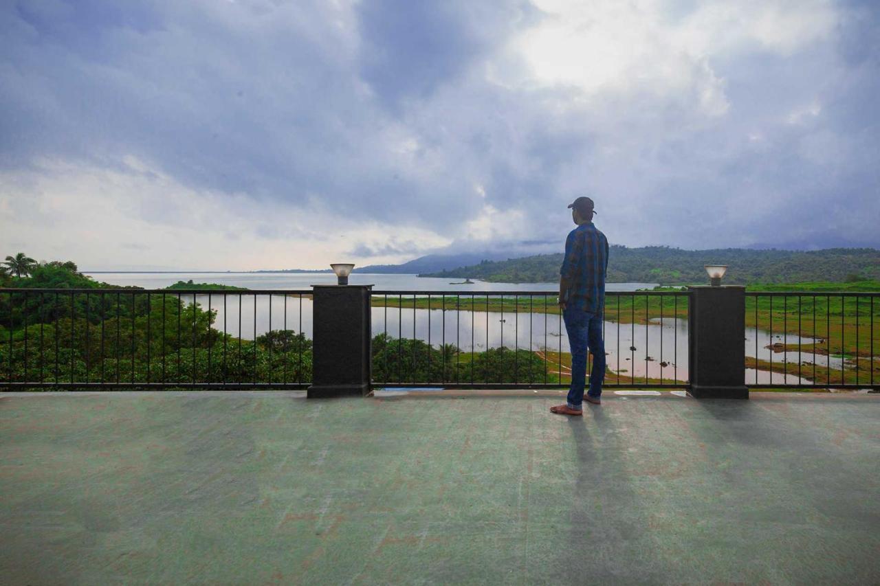 Sunset Boulevard by Stayvista: Lakeside Pet-Friendly Villa with Pool Karjat Exterior photo