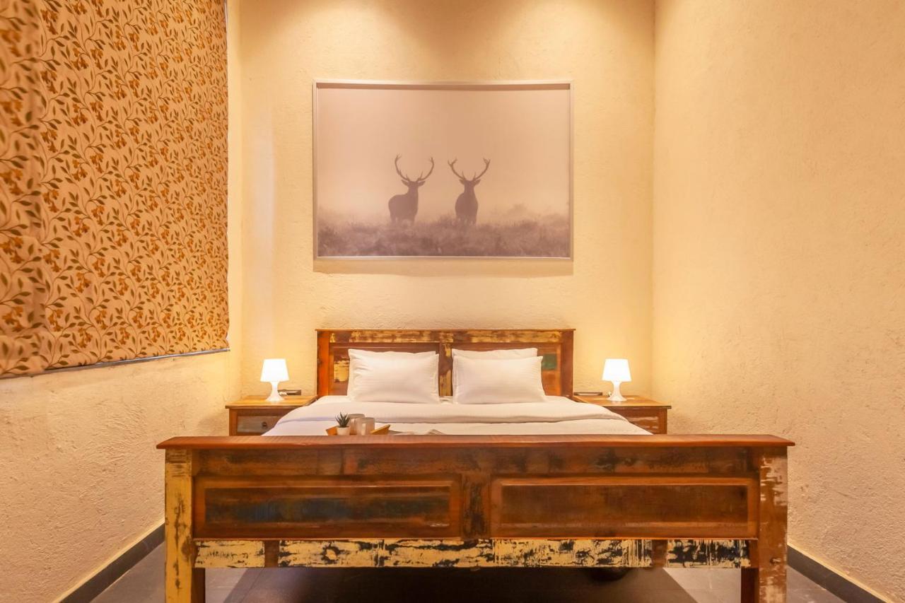 Sunset Boulevard by Stayvista: Lakeside Pet-Friendly Villa with Pool Karjat Exterior photo